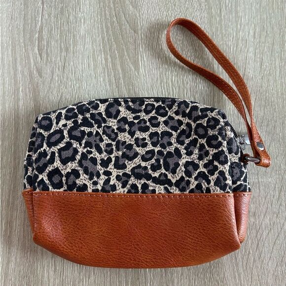 NWOT … IBFUN “Leopard Print” Wristlet - Picture 2 of 3